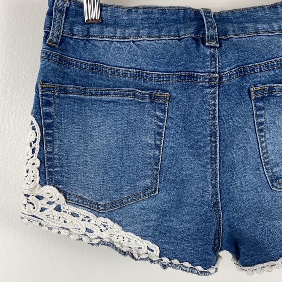 ✨3/$25✨ Urban Heritage Crochet Detailed Denim Shorts - 7 - Picture 6 of 8